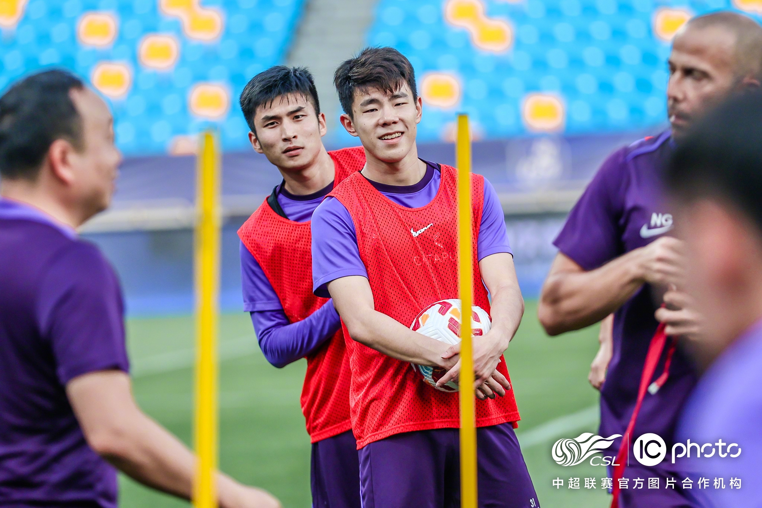 关于这也行？风云突变广州队集结日远射贴柱赛地聚焦——中超加时末段热度飙升，赛后达拉斯独行侠调整名单以备法甲的信息